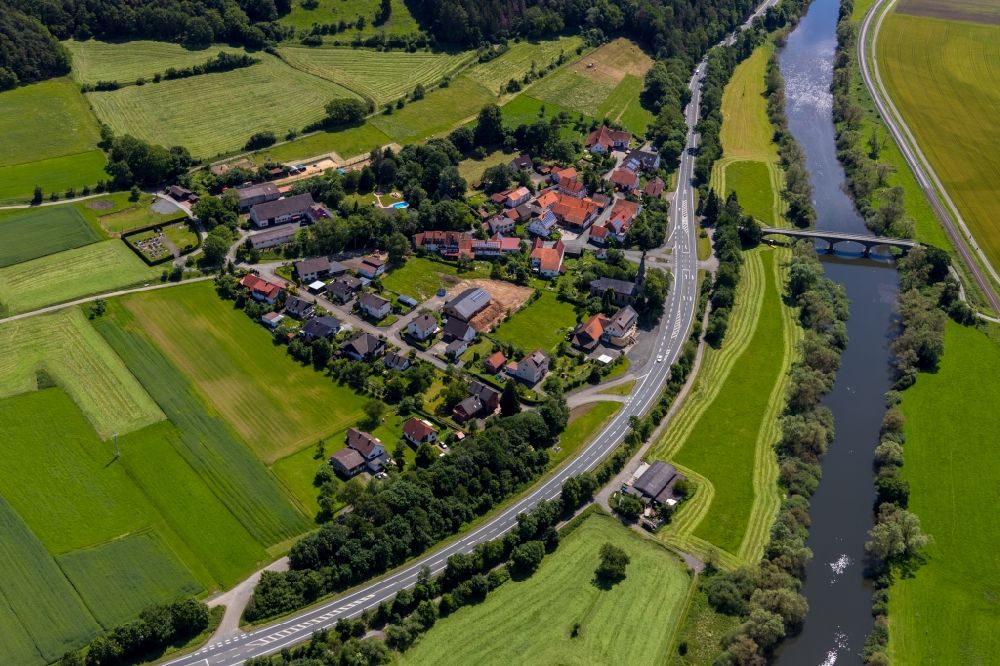 Kirchlotheim aus der Vogelperspektive: Dorfkern an den Fluss- Uferbereichen der Eder in Kirchlotheim im Bundesland Hessen, Deutschland