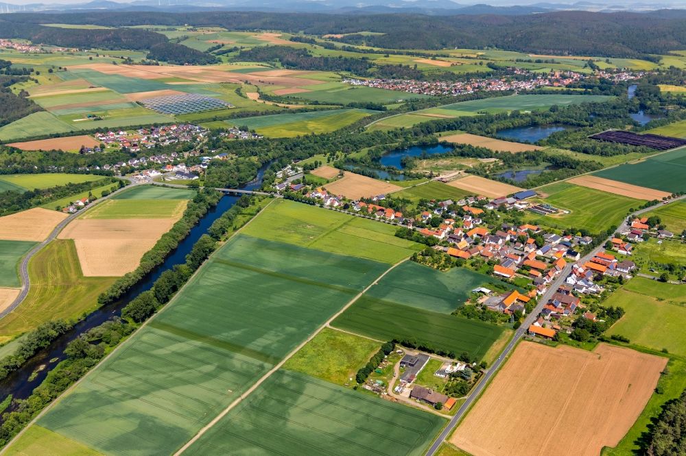 Luftbild Mehlen - Dorfkern an den Fluss- Uferbereichen der Eder in Mehlen im Bundesland Hessen, Deutschland