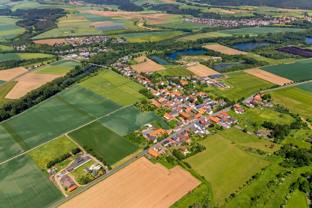 Luftaufnahme Mehlen - Dorfkern an den Fluss- Uferbereichen der Eder in Mehlen im Bundesland Hessen, Deutschland
