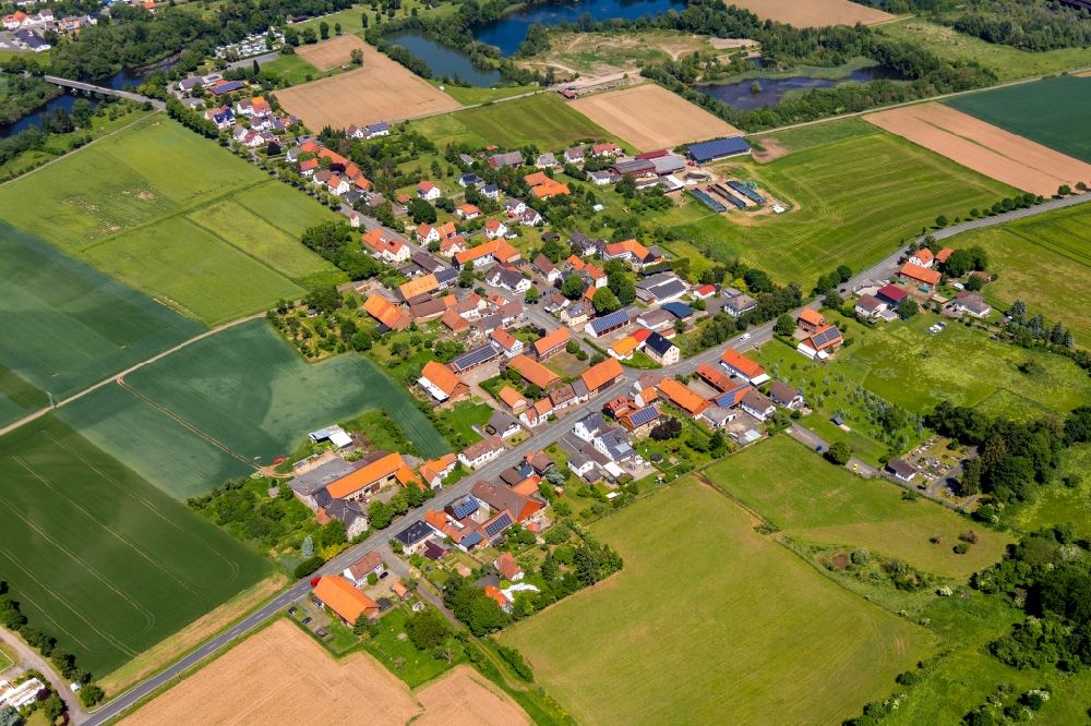 Mehlen von oben - Dorfkern an den Fluss- Uferbereichen der Eder in Mehlen im Bundesland Hessen, Deutschland