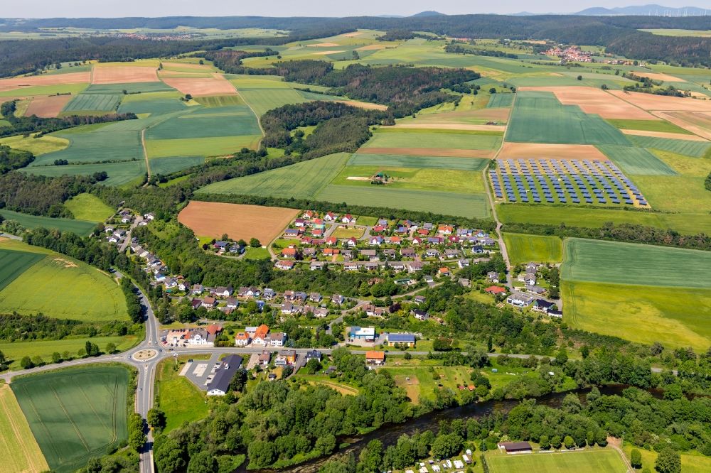 Mehlen aus der Vogelperspektive: Dorfkern an den Fluss- Uferbereichen der Eder in Mehlen im Bundesland Hessen, Deutschland