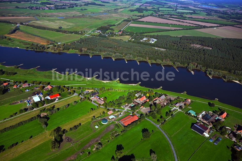 Barförde aus der Vogelperspektive: Dorfkern an den Fluss- Uferbereichen der Elbe in Barförde im Bundesland Niedersachsen, Deutschland