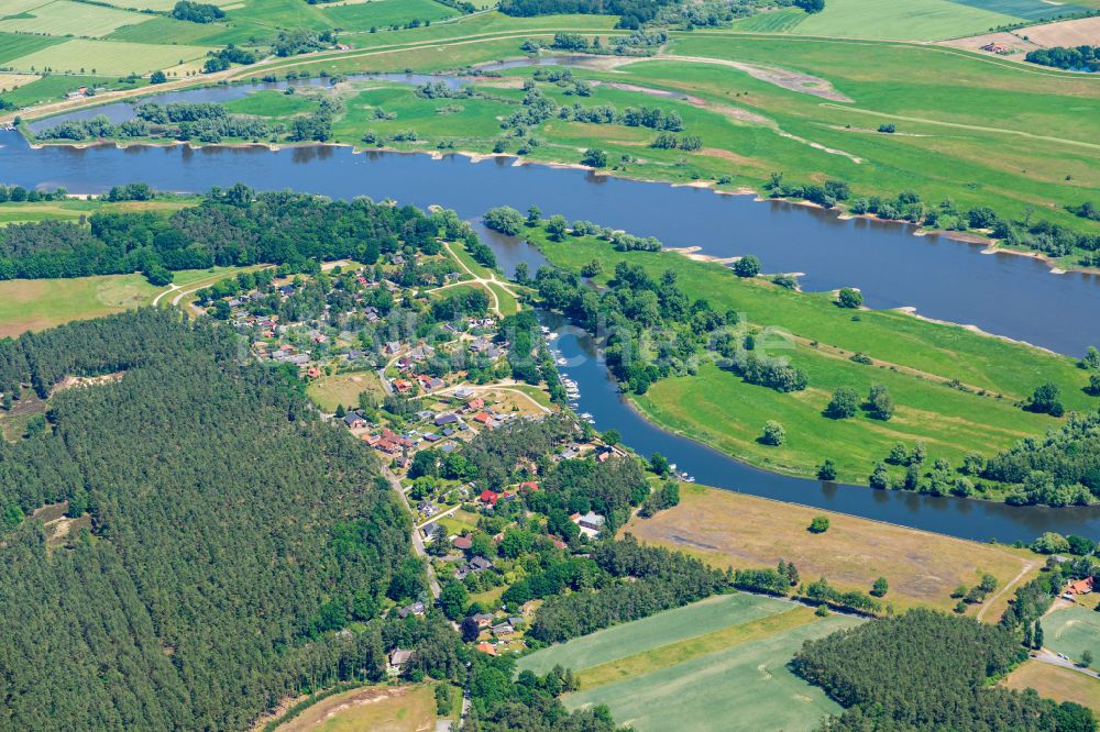 Bleckede von oben - Dorfkern an den Fluss- Uferbereichen der Elbe in Bleckede im Bundesland Niedersachsen, Deutschland