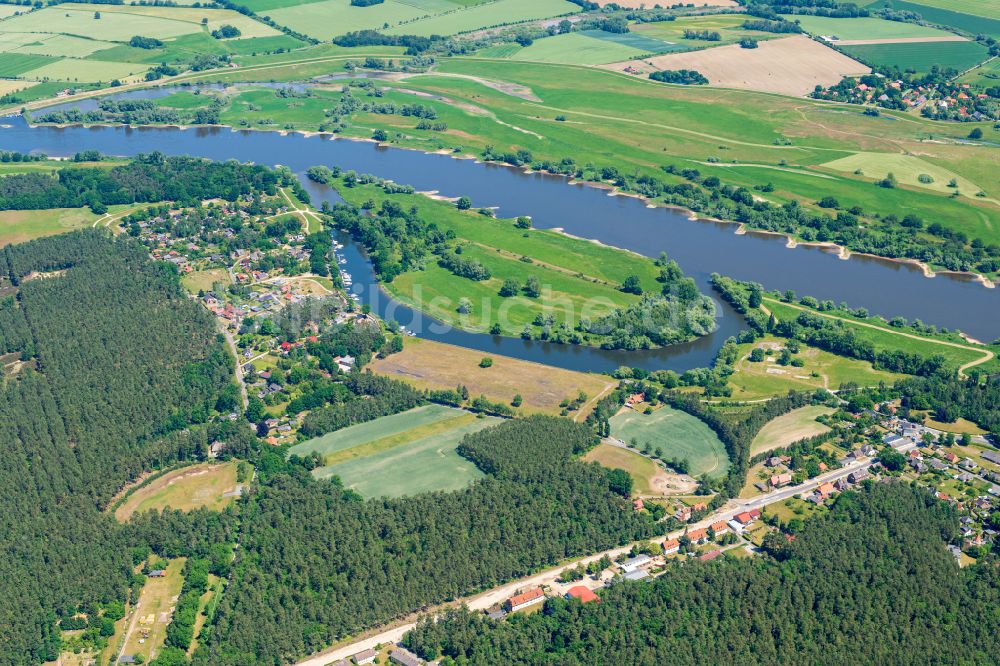 Luftbild Bleckede - Dorfkern an den Fluss- Uferbereichen der Elbe in Bleckede im Bundesland Niedersachsen, Deutschland