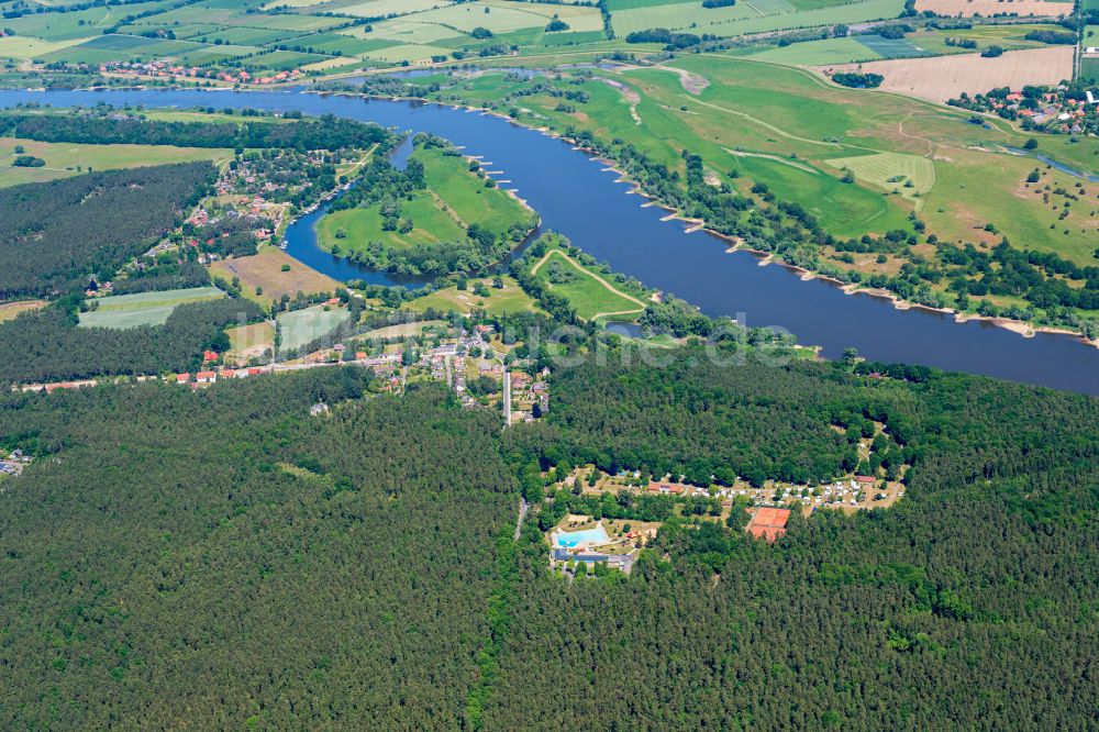 Luftaufnahme Bleckede - Dorfkern an den Fluss- Uferbereichen der Elbe in Bleckede im Bundesland Niedersachsen, Deutschland