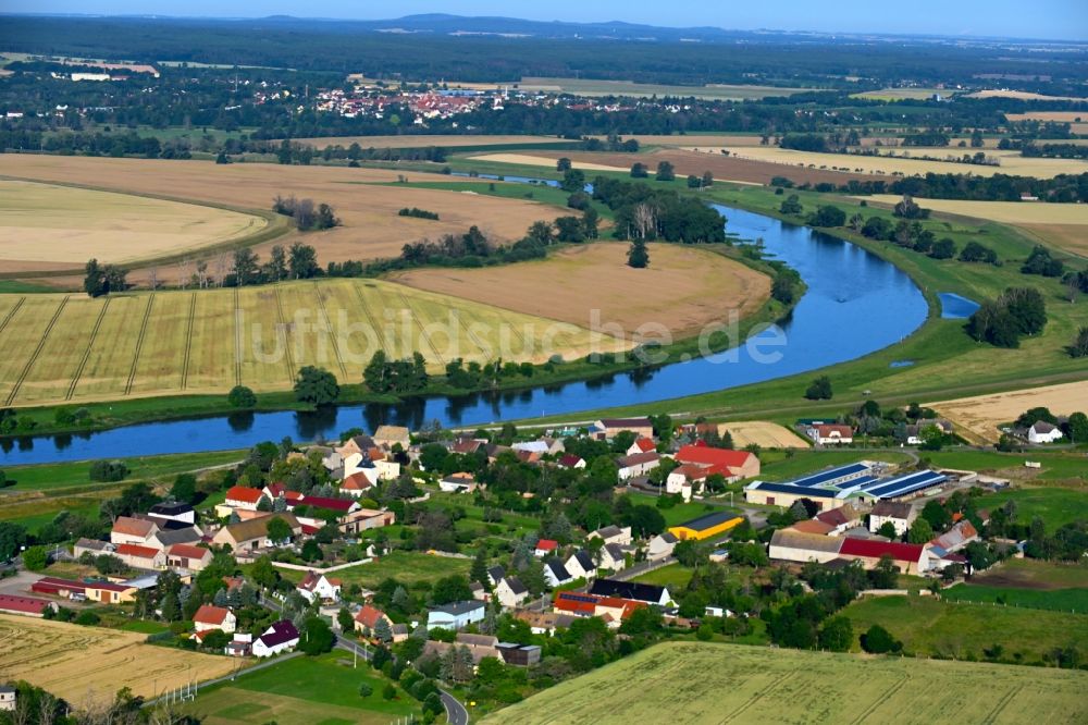 Stehla von oben - Dorfkern an den Fluss- Uferbereichen der Elbe in Stehla im Bundesland Sachsen, Deutschland