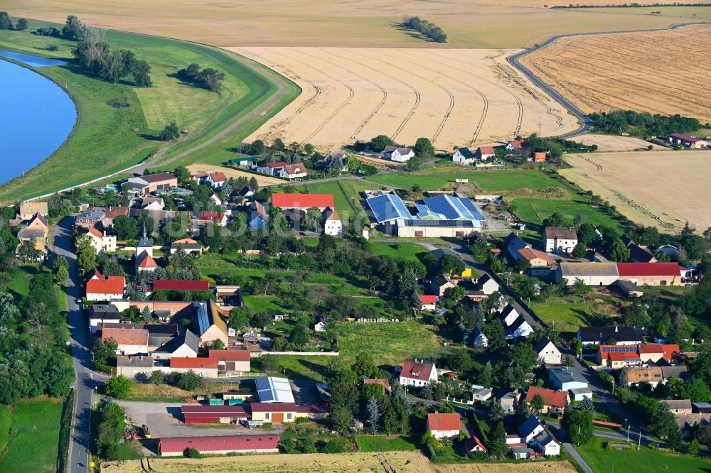 Luftaufnahme Stehla - Dorfkern an den Fluss- Uferbereichen der Elbe in Stehla im Bundesland Sachsen, Deutschland