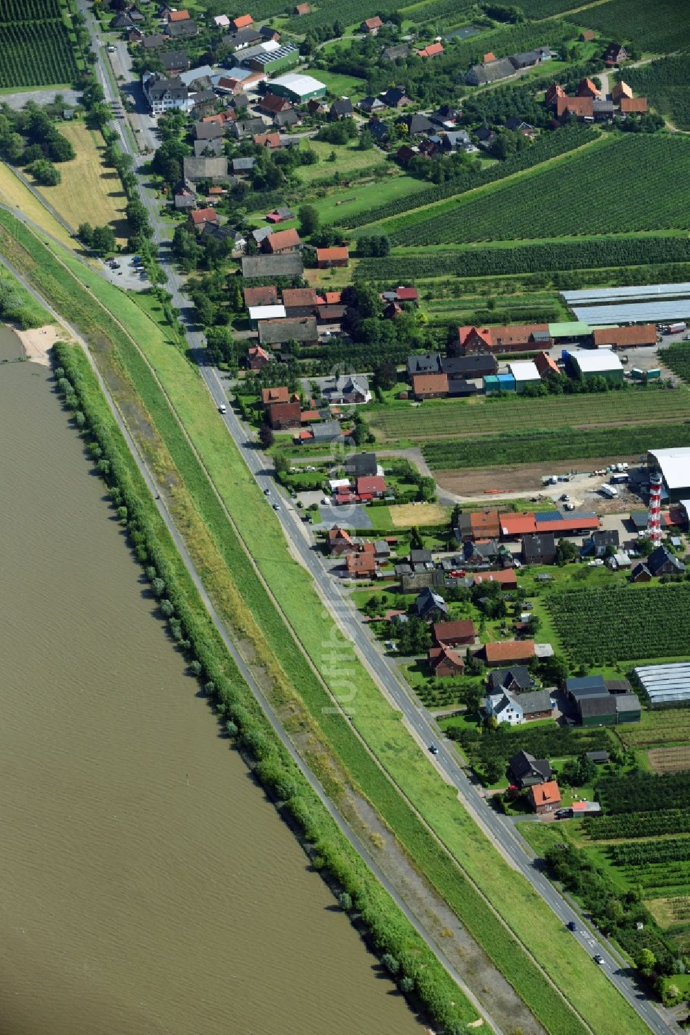 Wisch aus der Vogelperspektive: Dorfkern an den Fluss- Uferbereichen der Elbe in Wisch im Bundesland Niedersachsen, Deutschland