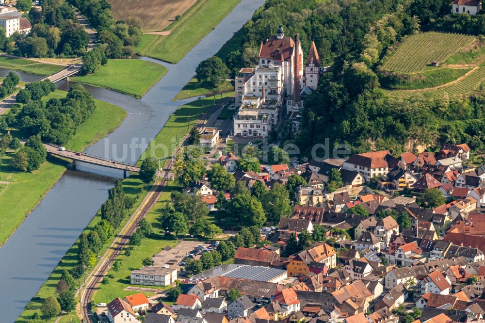 Luftaufnahme Riegel am Kaiserstuhl - Dorfkern an den Fluss- Uferbereichen der Elz in Riegel am Kaiserstuhl im Bundesland Baden-Württemberg, Deutschland