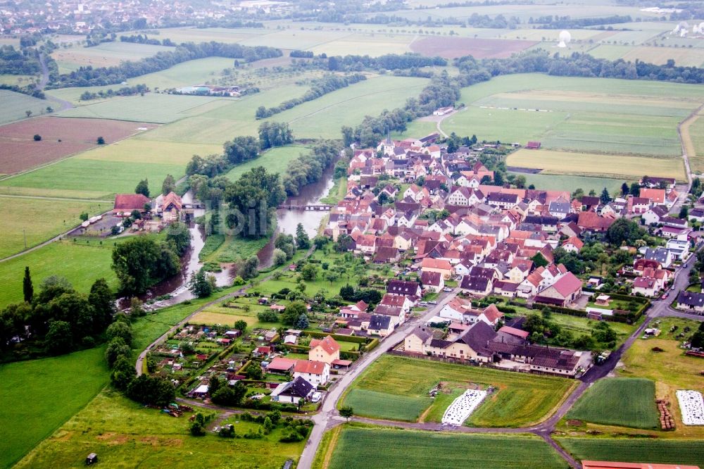 Westheim aus der Vogelperspektive: Dorfkern an den Fluss- Uferbereichen Fränkische Saale in Westheim im Bundesland Bayern, Deutschland