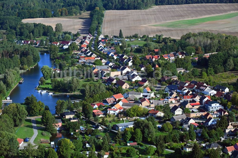 Luftbild Bredereiche - Dorfkern an den Fluss- Uferbereichen der Havel in Bredereiche im Bundesland Brandenburg, Deutschland
