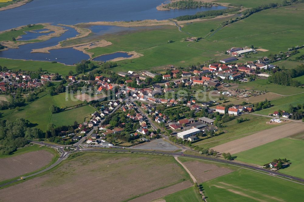 Luftaufnahme Havelsee - Dorfkern an den Fluss- Uferbereichen Havel in Havelsee im Bundesland Brandenburg, Deutschland