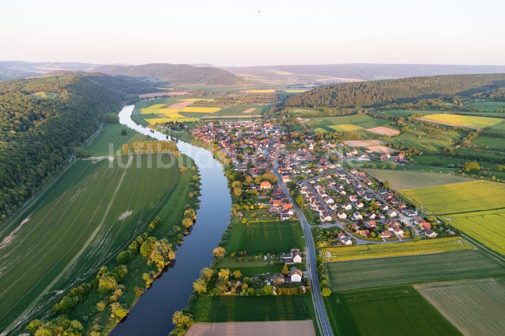 Luftbild Heinsen - Dorfkern an den Fluss- Uferbereichen in Heinsen im Bundesland Niedersachsen, Deutschland