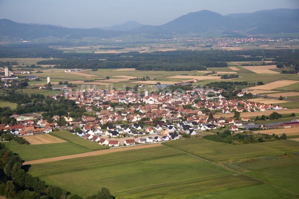 Luftbild Sermersheim - Dorfkern an den Fluss- Uferbereichen des Ill vor dem Panorama des Vogesenrandes in Sermersheim in Grand Est, Frankreich