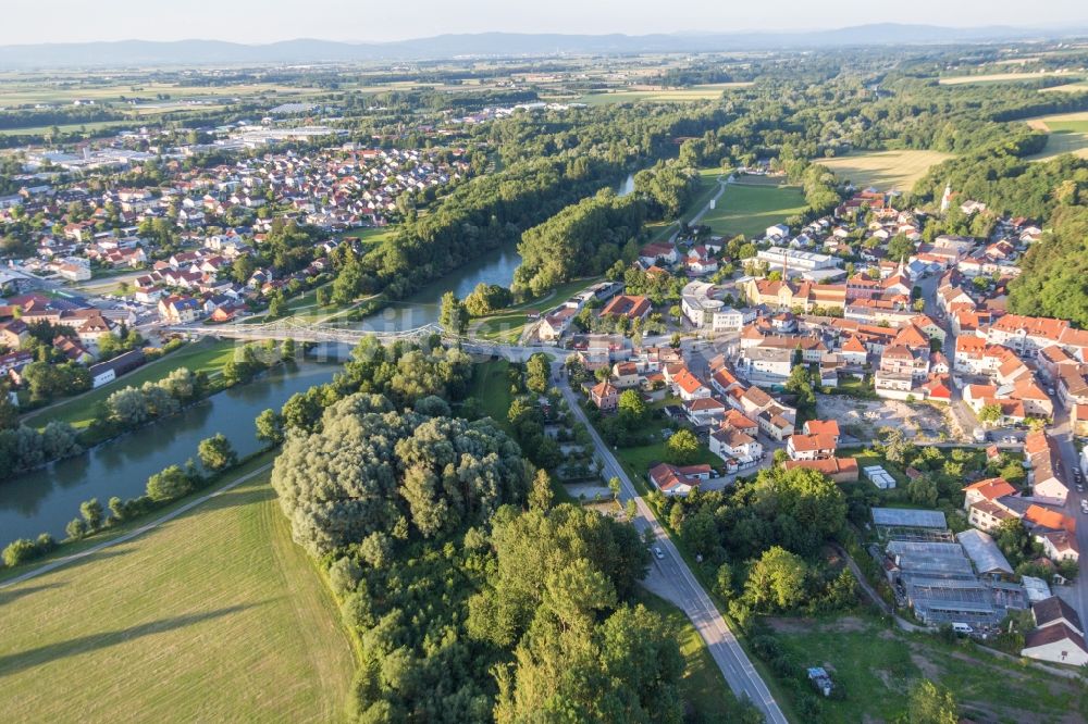 Luftaufnahme Landau an der Isar - Dorfkern an den Fluss- Uferbereichen der Isar im Ortsteil Bach in Landau an der Isar im Bundesland Bayern, Deutschland