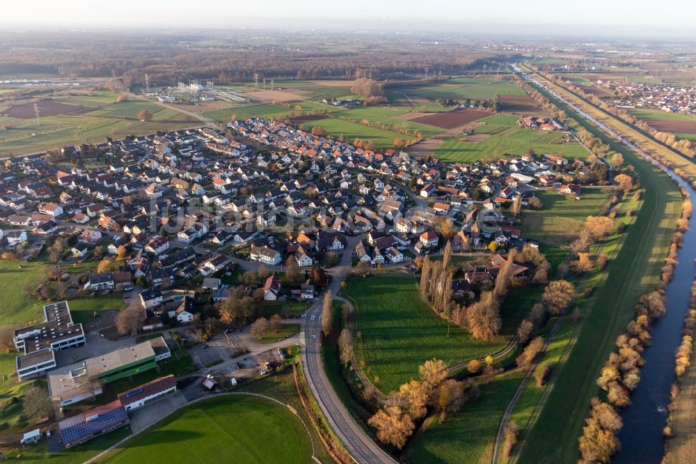 Weier aus der Vogelperspektive: Dorfkern an den Fluss- Uferbereichen der Kinzig in Weier im Bundesland Baden-Württemberg, Deutschland