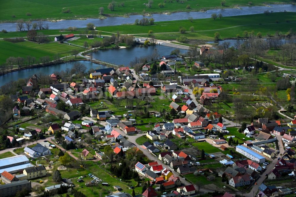 Luftaufnahme Klöden - Dorfkern an den Fluss- Uferbereichen Klödener Riß in Klöden im Bundesland Sachsen-Anhalt, Deutschland