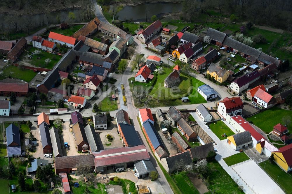 Luftbild Kleindröben - Dorfkern an den Fluss- Uferbereichen Klödener Riß in Kleindröben im Bundesland Sachsen-Anhalt, Deutschland