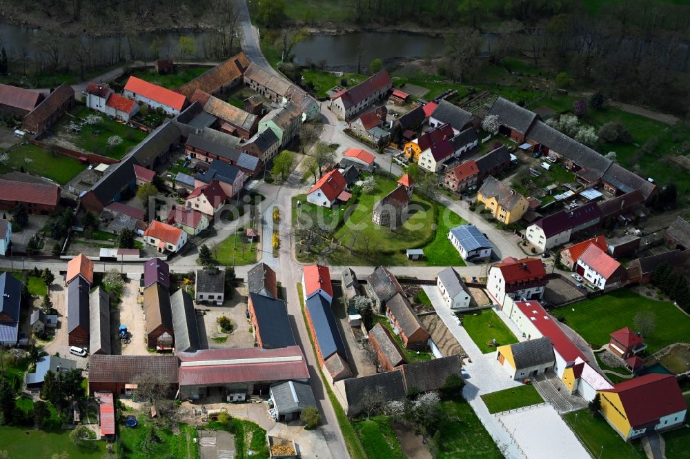 Luftaufnahme Kleindröben - Dorfkern an den Fluss- Uferbereichen Klödener Riß in Kleindröben im Bundesland Sachsen-Anhalt, Deutschland