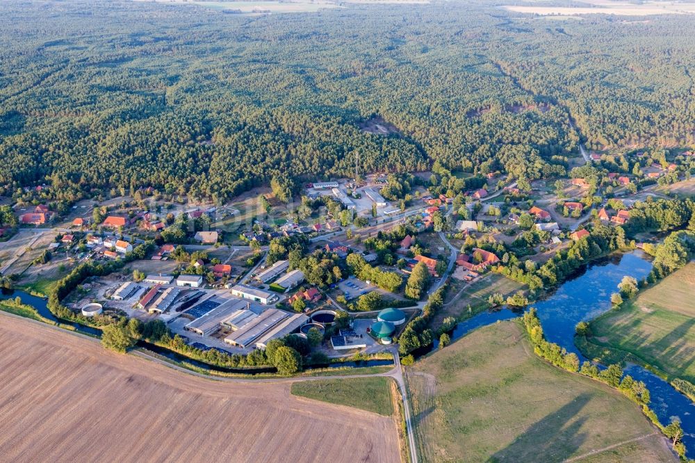 Luftbild Amt Neuhaus - Dorfkern an den Fluss- Uferbereichen der Krainke in Amt Neuhaus im Bundesland Niedersachsen, Deutschland