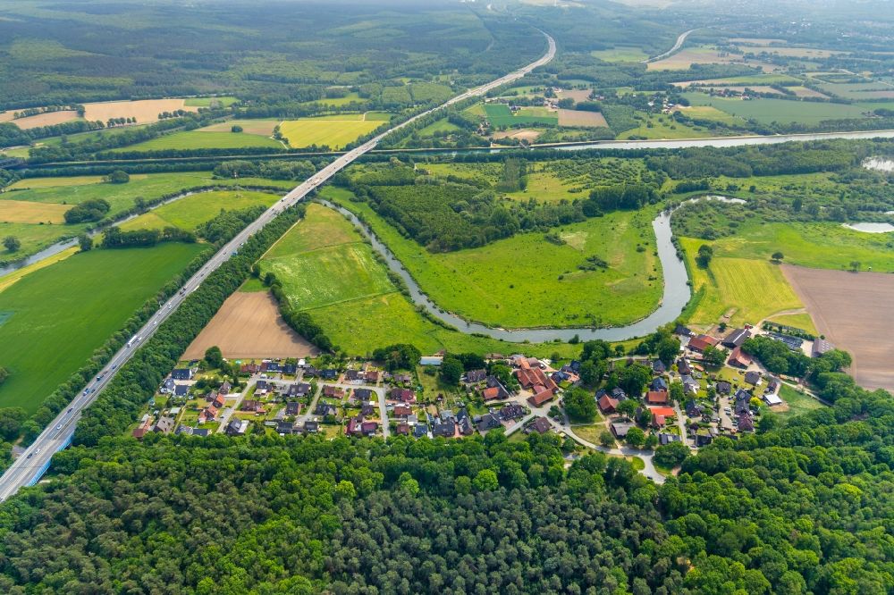 Luftbild Bergbossendorf - Dorfkern an den Fluss- Uferbereichen der Lippe in Bergbossendorf im Bundesland Nordrhein-Westfalen, Deutschland