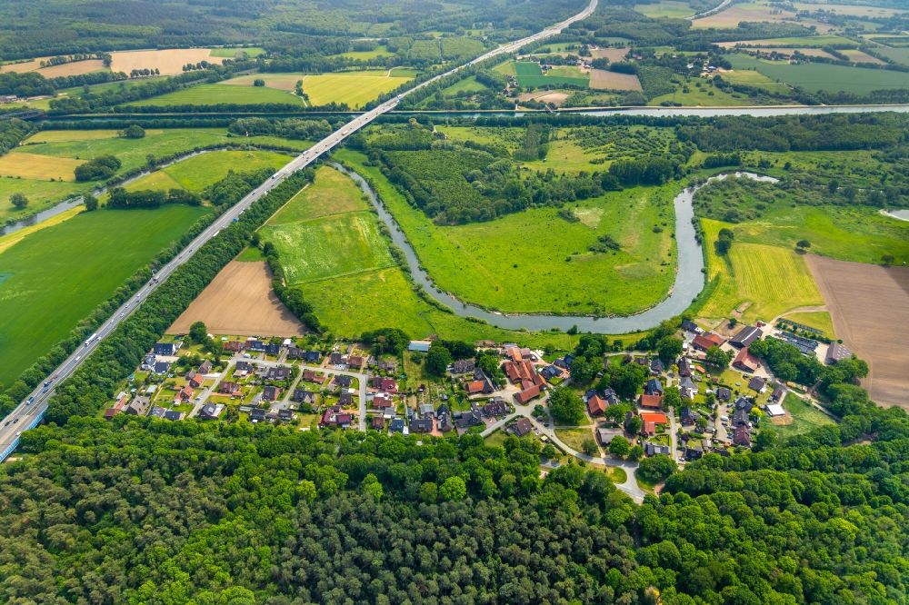 Luftaufnahme Bergbossendorf - Dorfkern an den Fluss- Uferbereichen der Lippe in Bergbossendorf im Bundesland Nordrhein-Westfalen, Deutschland