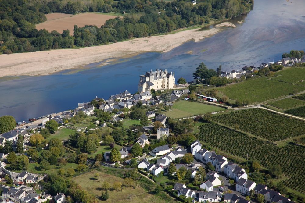 Luftaufnahme Montsoreau - Dorfkern an den Fluss- Uferbereichen der Loire in Montsoreau in Pays de la Loire, Frankreich