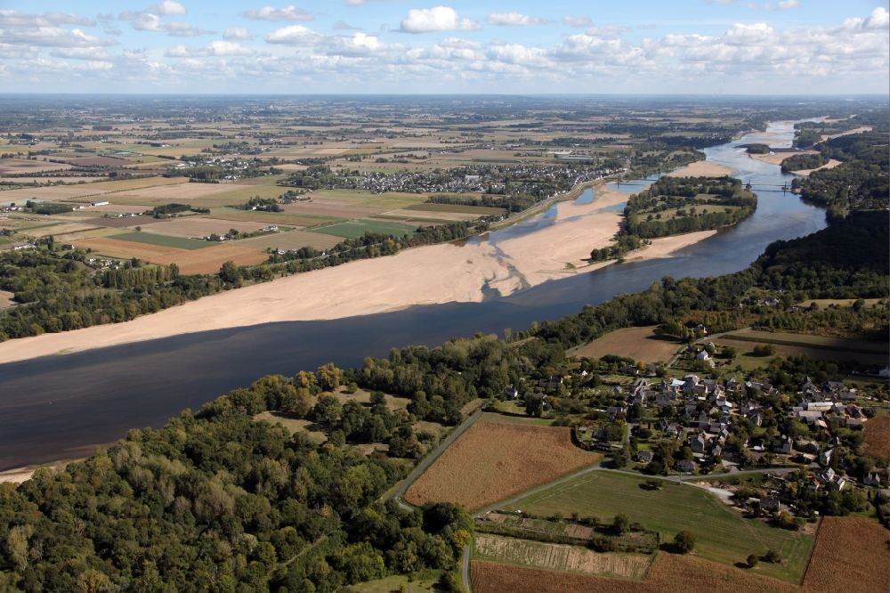 Luftbild Le Thoureil - Dorfkern an den Fluss- Uferbereichen der Loire im Ortsteil Besse in Le Thoureil in Pays de la Loire, Frankreich