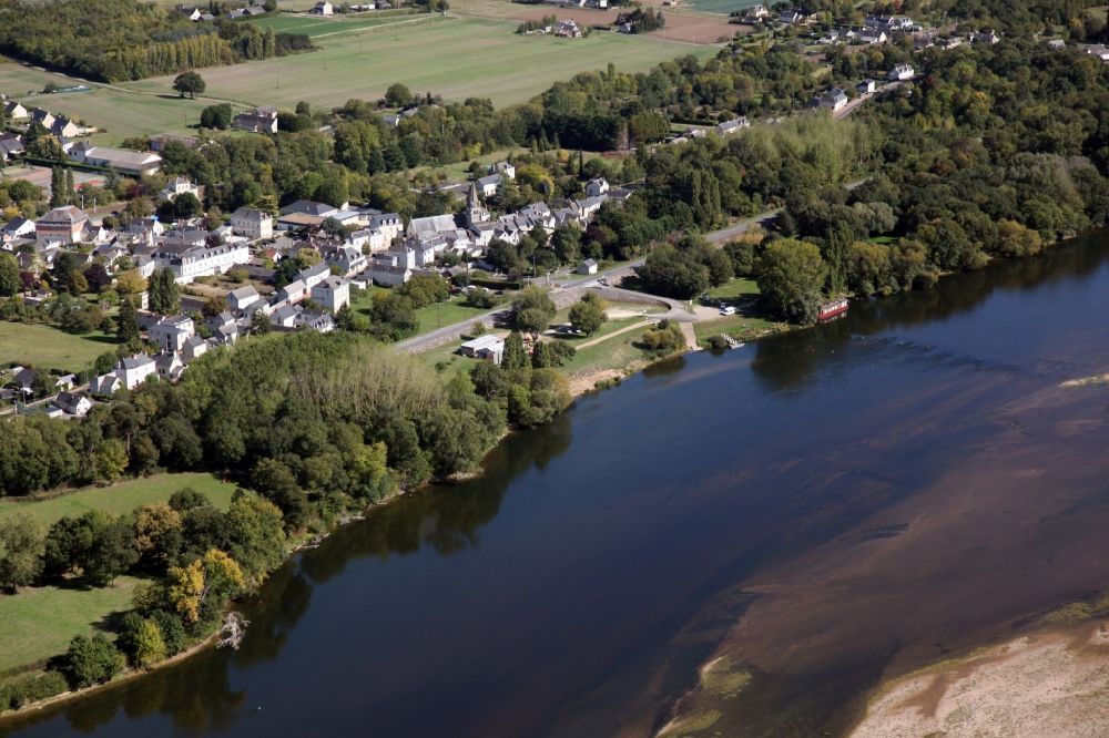 Luftaufnahme Saint Martin de la Place - Dorfkern an den Fluss- Uferbereichen der Loire in Saint Martin de la Place in Pays de la Loire, Frankreich