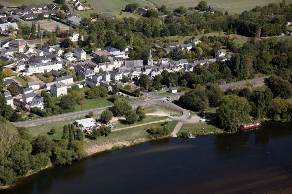 Luftaufnahme Saint Martin de la Place - Dorfkern an den Fluss- Uferbereichen der Loire in Saint Martin de la Place in Pays de la Loire, Frankreich