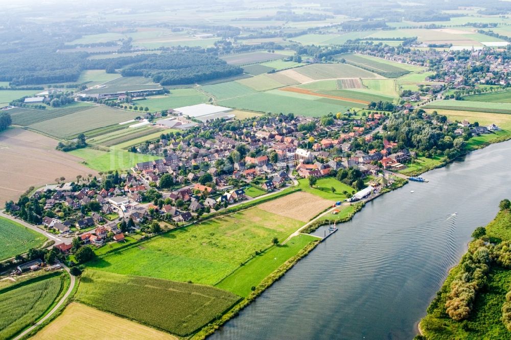 Luftaufnahme Broekhuizen - Dorfkern an den Fluss- Uferbereichen der Maas in Broekhuizen in Limburg, Niederlande