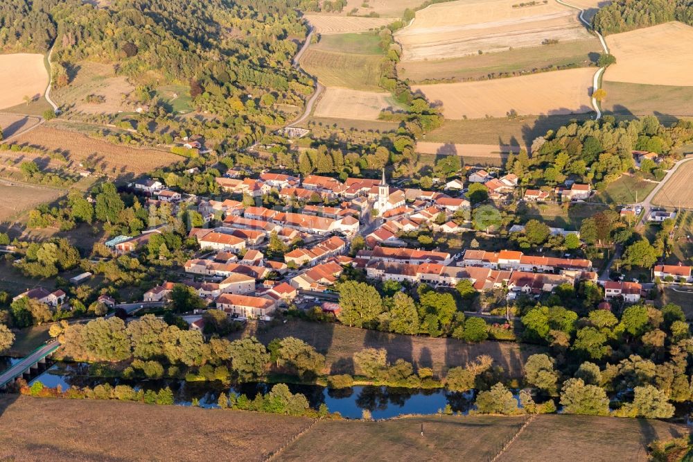 Maxey-sur-Meuse von oben - Dorfkern an den Fluss- Uferbereichen der Maas in Maxey-sur-Meuse in Grand Est, Frankreich