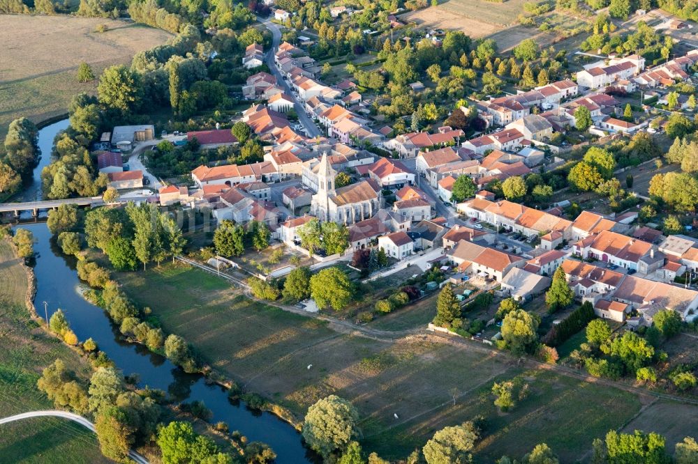 Sauvigny aus der Vogelperspektive: Dorfkern an den Fluss- Uferbereichen der Maas in Sauvigny in Grand Est, Frankreich