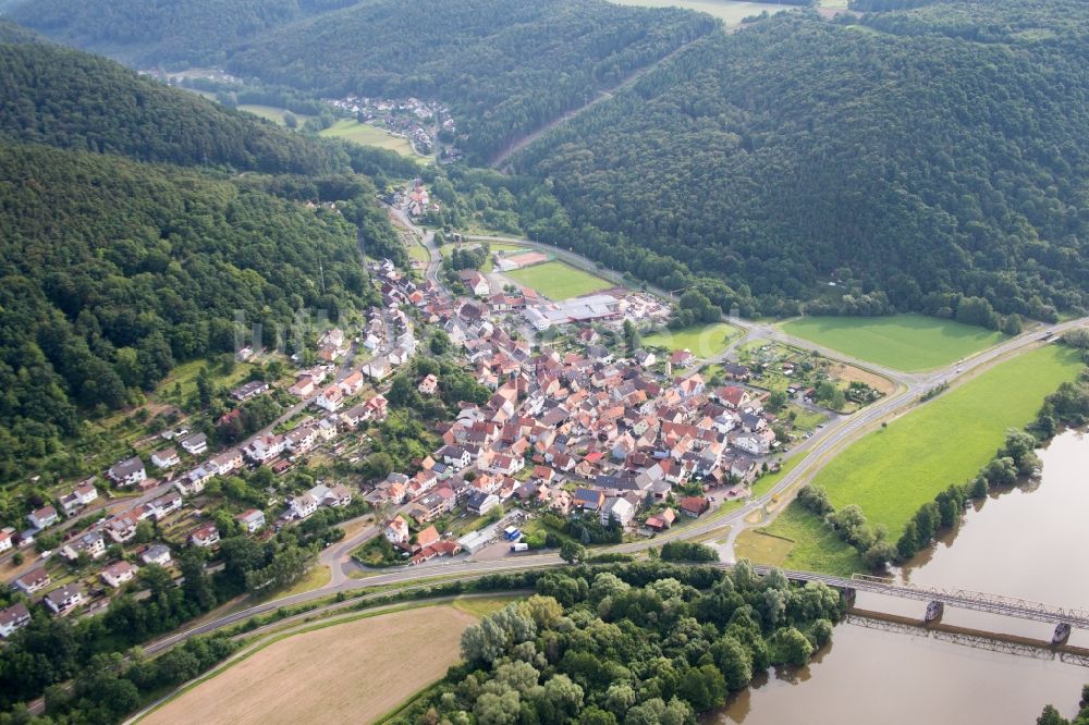 Hasloch aus der Vogelperspektive: Dorfkern an den Fluss- Uferbereichen des Main in Hasloch im Bundesland Bayern, Deutschland