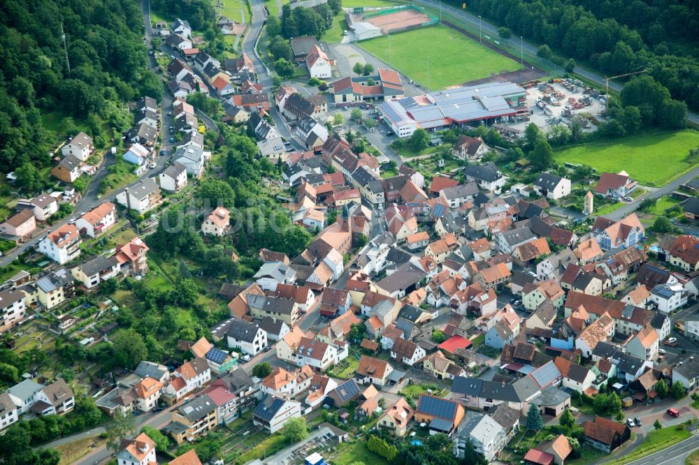 Hasloch von oben - Dorfkern an den Fluss- Uferbereichen des Main in Hasloch im Bundesland Bayern, Deutschland