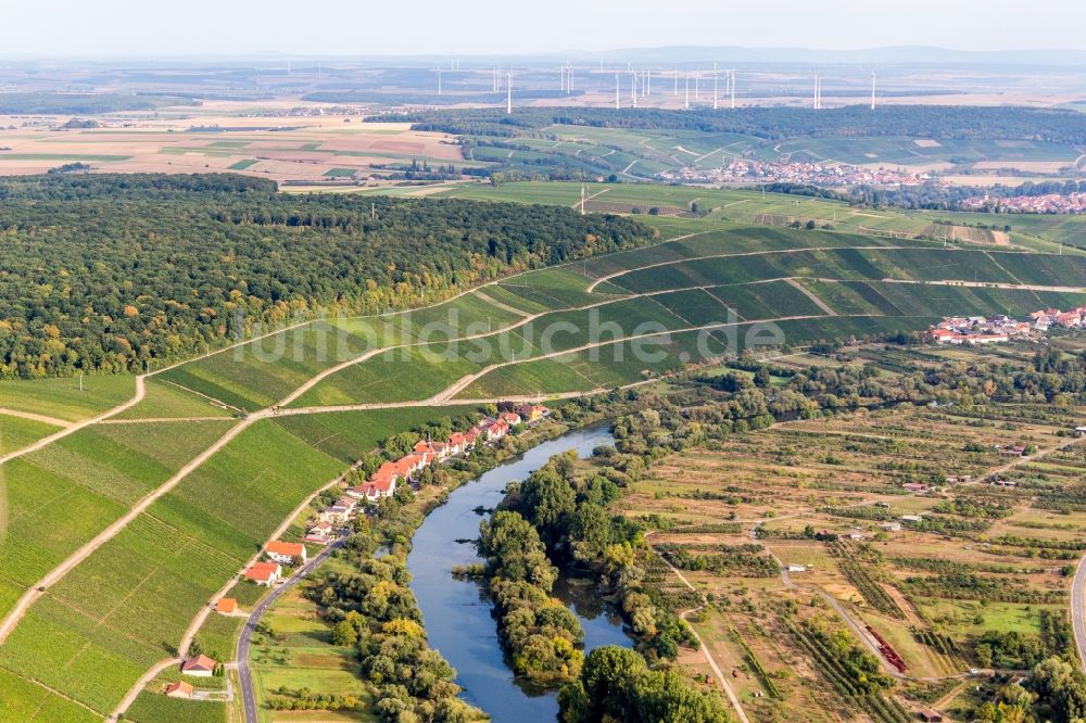 Köhler von oben - Dorfkern an den Fluss- Uferbereichen des Main in Köhler im Bundesland Bayern, Deutschland