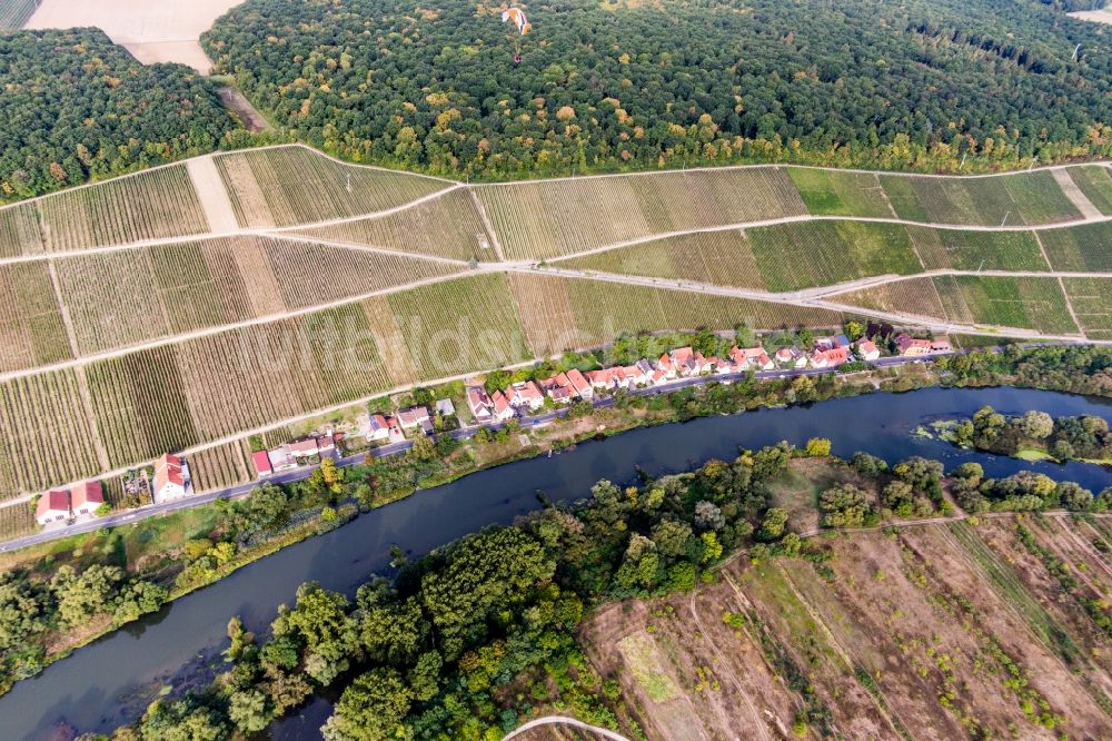 Köhler aus der Vogelperspektive: Dorfkern an den Fluss- Uferbereichen des Main in Köhler im Bundesland Bayern, Deutschland