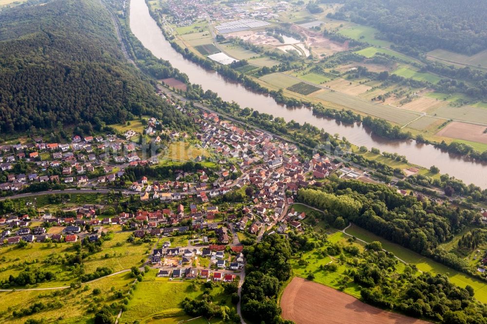 Luftaufnahme Laudenbach - Dorfkern an den Fluss- Uferbereichen des Main in Laudenbach im Bundesland Bayern, Deutschland