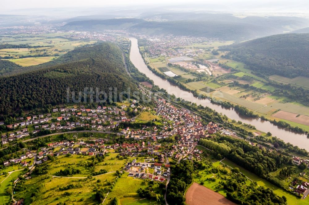 Laudenbach von oben - Dorfkern an den Fluss- Uferbereichen des Main in Laudenbach im Bundesland Bayern, Deutschland