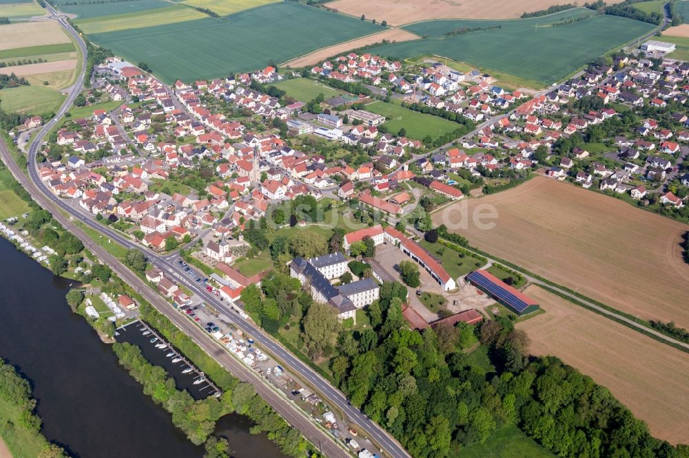 Luftaufnahme Obertheres - Dorfkern an den Fluss- Uferbereichen des Main in Obertheres im Bundesland Bayern, Deutschland