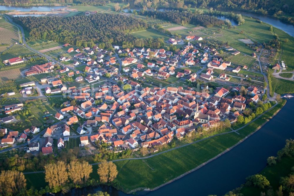 Luftbild Volkach - Dorfkern an den Fluss- Uferbereichen des Main im Ortsteil Fahr in Volkach im Bundesland Bayern