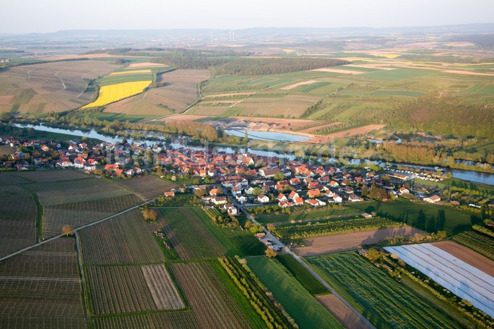 Eisenheim von oben - Dorfkern an den Fluss- Uferbereichen des Main im Ortsteil Obereisenheim in Eisenheim im Bundesland Bayern