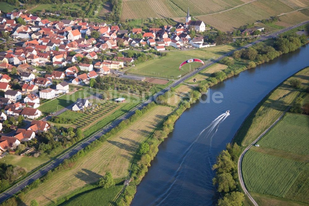 Kolitzheim aus der Vogelperspektive: Dorfkern an den Fluss- Uferbereichen des Main mit Sportboot und Gleitschirm in Kolitzheim im Bundesland Bayern