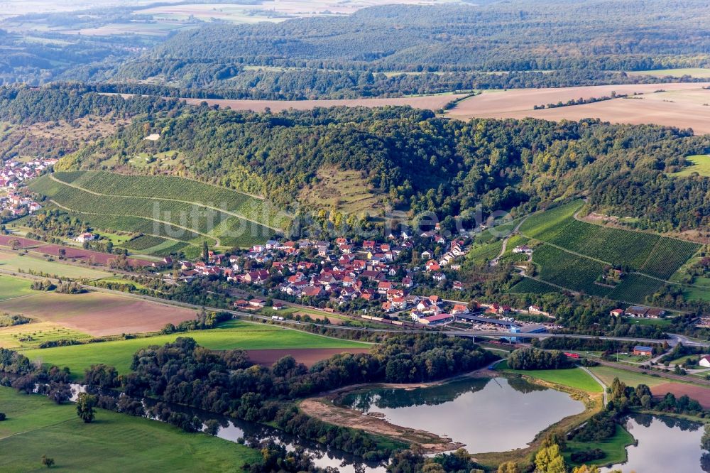Ziegelanger von oben - Dorfkern an den Fluss- Uferbereichen des Main in Ziegelanger im Bundesland Bayern, Deutschland