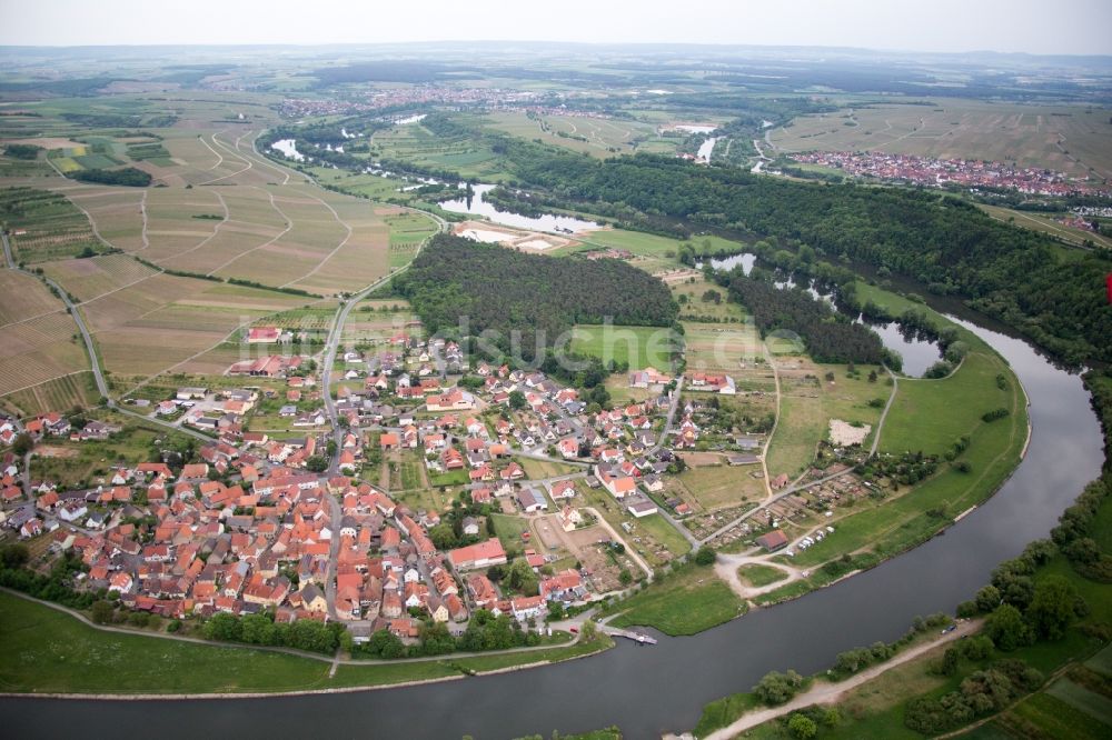 Luftaufnahme Volkach - Dorfkern an den Fluss- Uferbereichen der Mainschleife in Volkach im Bundesland Bayern, Deutschland