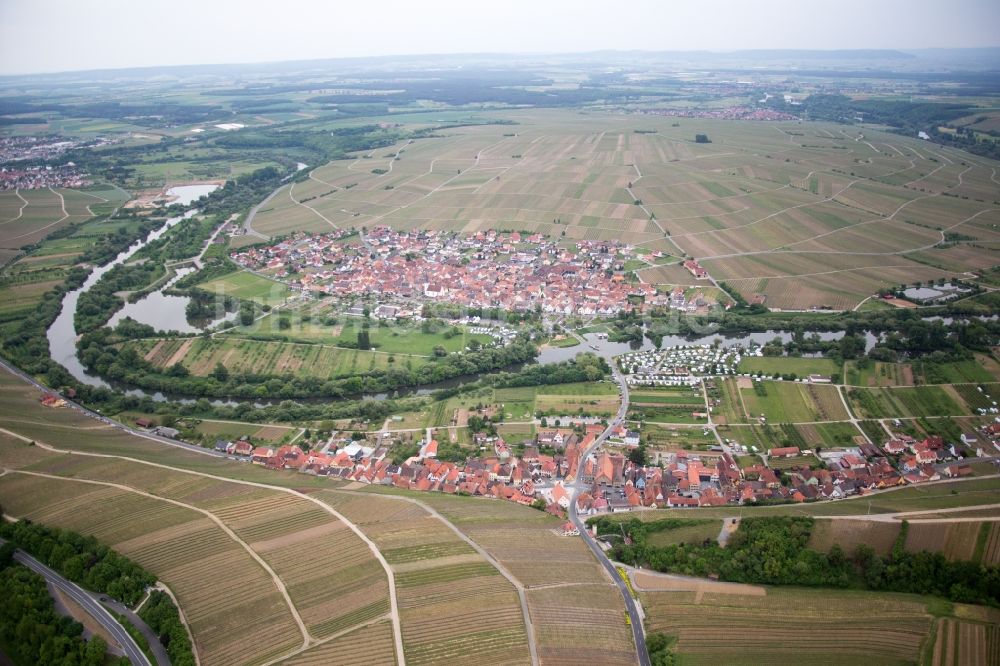Volkach von oben - Dorfkern an den Fluss- Uferbereichen der Mainschleife in Volkach im Bundesland Bayern, Deutschland