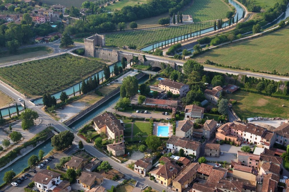 Luftaufnahme Valeggio sul Mincio - Dorfkern an den Fluss- Uferbereichen des Mincio im Ortsteil Borghetto in Valeggio sul Mincio in Venetien, Italien