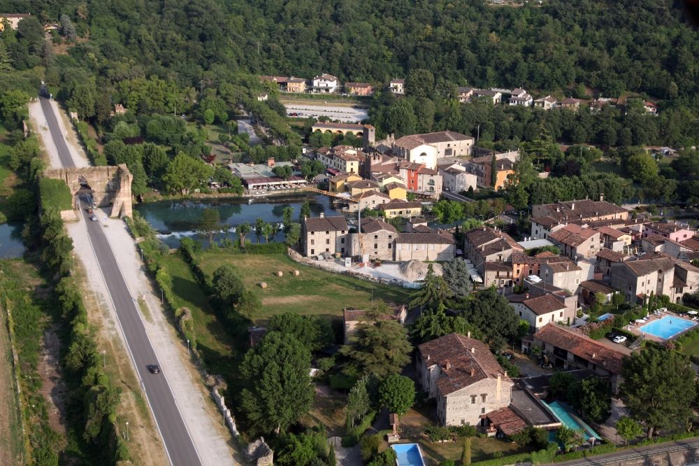 Luftaufnahme Valeggio sul Mincio - Dorfkern an den Fluss- Uferbereichen des Mincio im Ortsteil Borghetto in Valeggio sul Mincio in Venetien, Italien