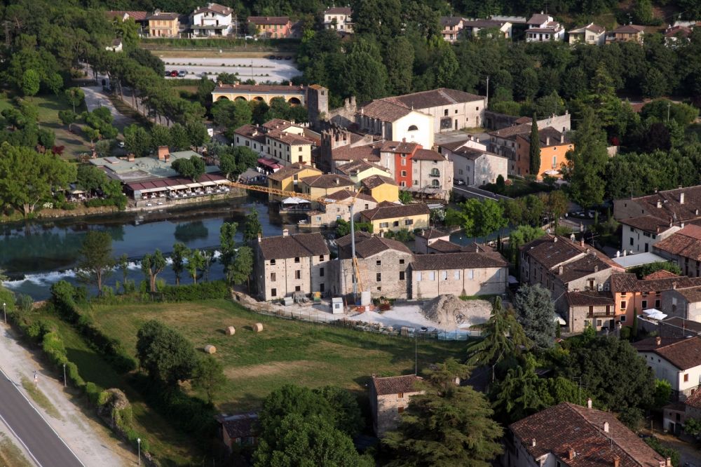 Valeggio sul Mincio von oben - Dorfkern an den Fluss- Uferbereichen des Mincio im Ortsteil Borghetto in Valeggio sul Mincio in Venetien, Italien