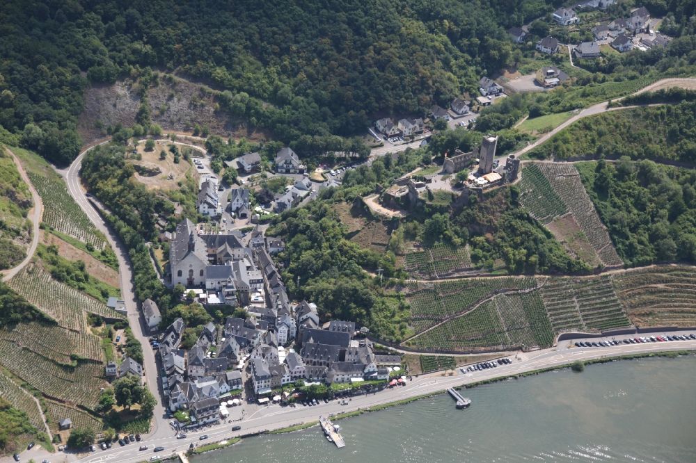Beilstein von oben - Dorfkern an den Fluss- Uferbereichen der Mosel in Beilstein im Bundesland Rheinland-Pfalz, Deutschland